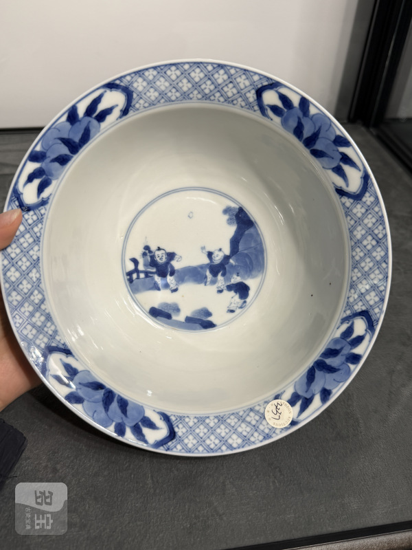 清康熙青花西厢记人物故事纹折沿碗 - 图2